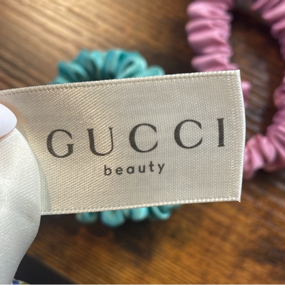Gucci Satin floral bag with 3 Gucci scrunchies. Bag can be used for many things - Picture 3 of 4